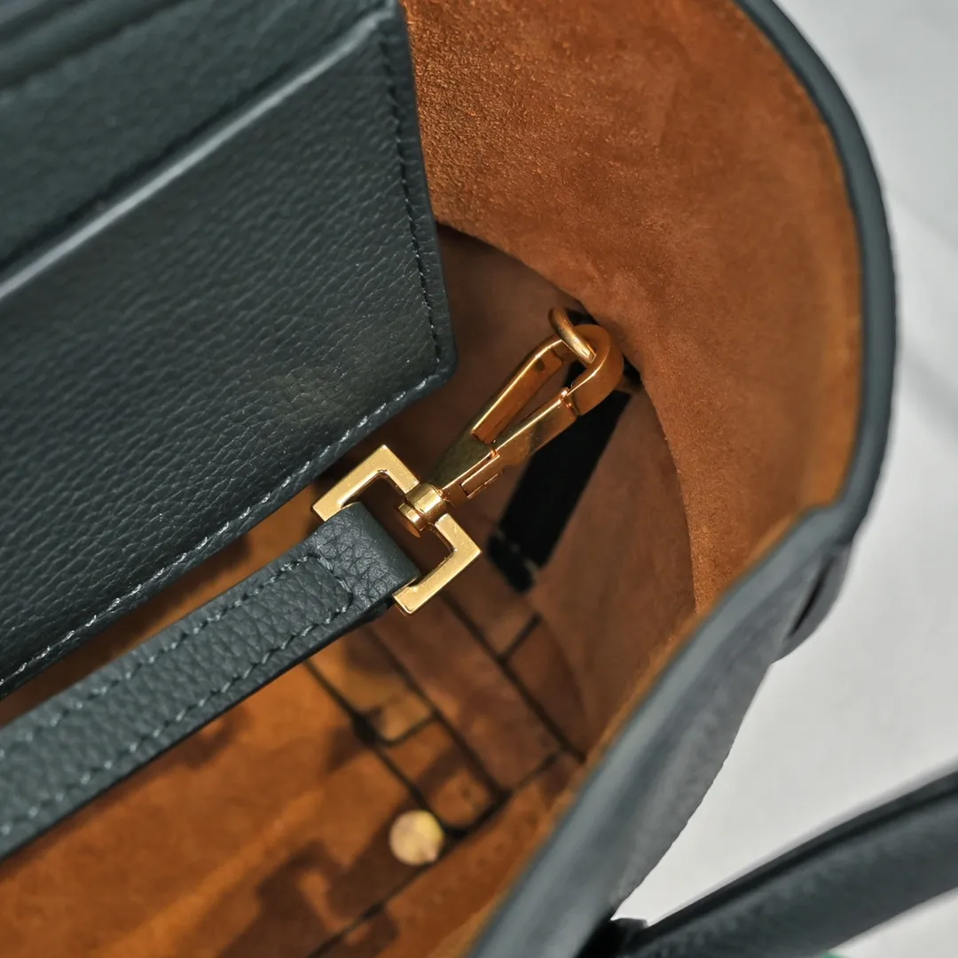 Bottega Veneta Mini Arco original pebbled cowhide has been out of control since the beginning of the cloud bag. It is made of leather block structure and has big ears with emergency buttons. It is super careful and fashionable. The Mini size is more practical. It comes with a shoulder strap and can be worn cross-body on one shoulder. Style number [6693#] Dimensions: Bag opening 29, base 17.5, width 8, height 17 (excluding handle) turquoise green